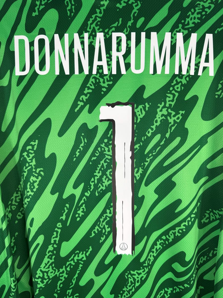 Zoom sur le flocage Donnarumma numéro 1 avec l'écusson PSG, maillot gardien 2024-2025