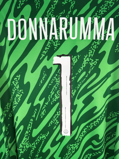 Zoom sur le flocage Donnarumma numéro 1 avec l'écusson PSG, maillot gardien 2024-2025