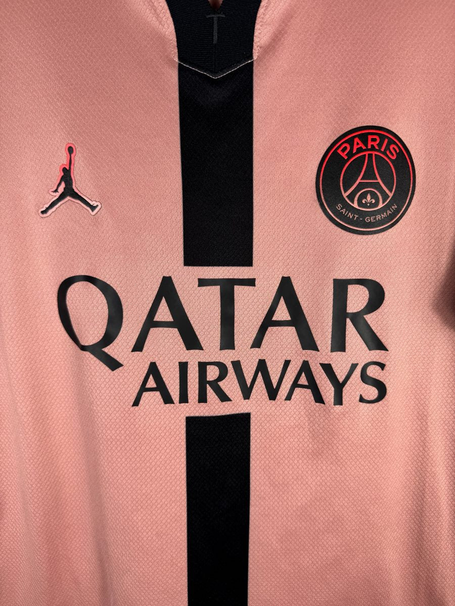 Detail de l ecusson du PSG et du logo Jumpman sur le maillot third 2024-2025