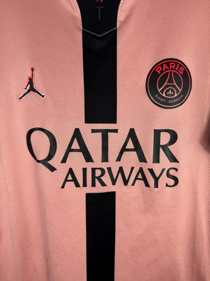 Detail de l ecusson du PSG et du logo Jumpman sur le maillot third 2024-2025