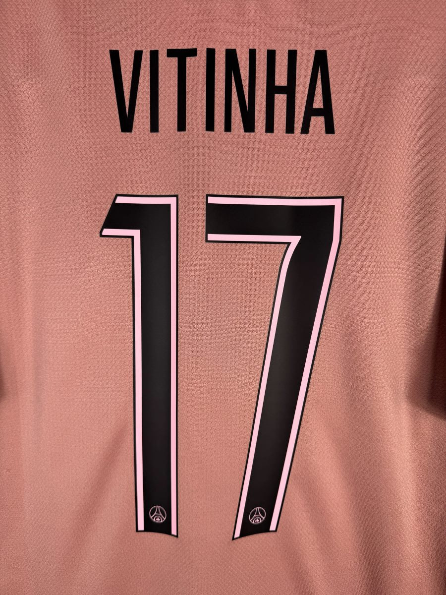 Gros plan du flocage Vitinha numero 17 sur le maillot PSG third 2024-2025