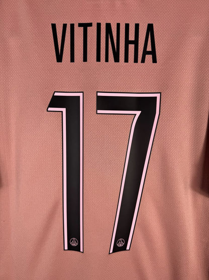 Gros plan du flocage Vitinha numero 17 sur le maillot PSG third 2024-2025