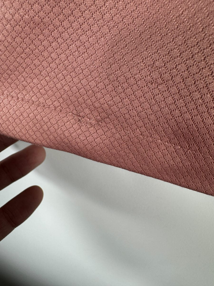 Petit defaut sur les coutures de l ourlet du maillot PSG third 2024-2025
