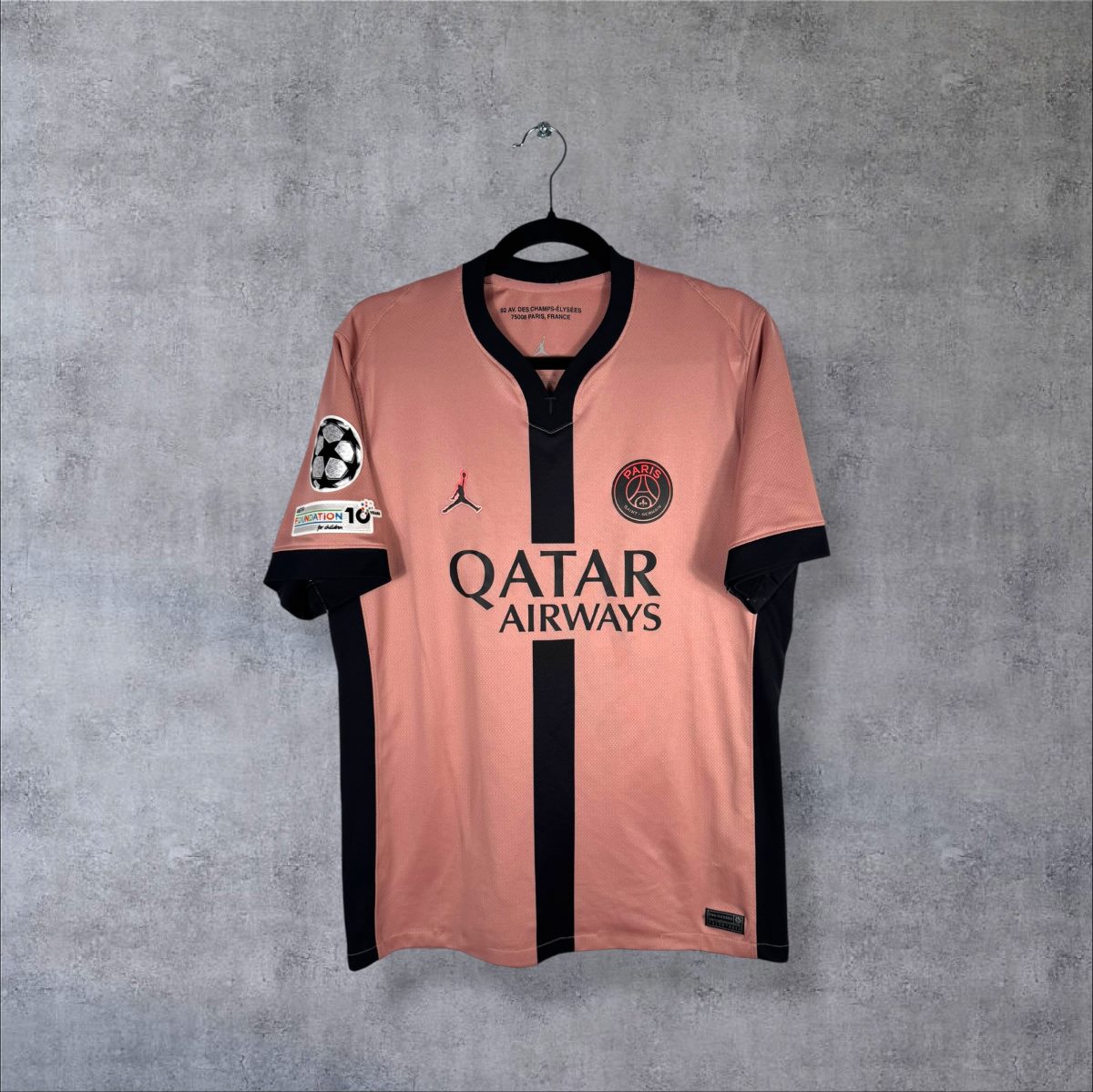 Face du maillot PSG 2024-2025 third avec sponsor Qatar Airways et patch Ligue des Champions