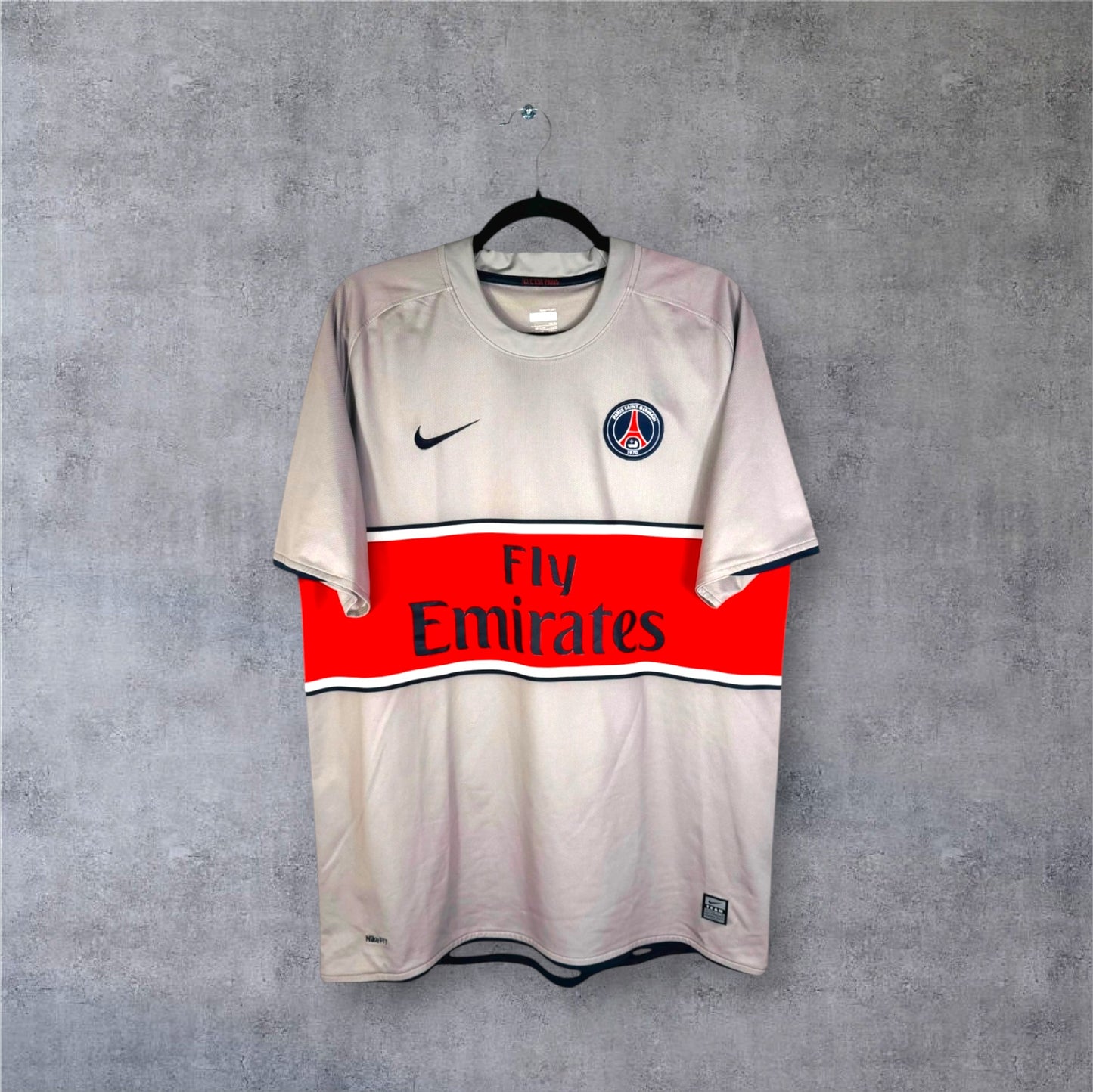 Vue de face du maillot PSG Extérieur 2008/09 gris avec large bande centrale rouge et sponsor Fly Emirates.