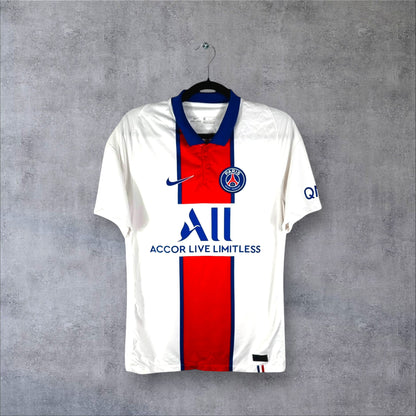 Vue de face du maillot PSG 2020/21 extérieur blanc avec bande rouge verticale et col polo.