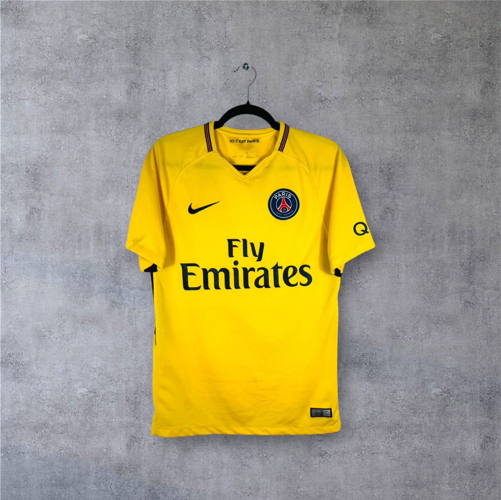 Vue de face du maillot PSG jaune 2017 hommage Brésil avec sponsor Fly Emirates.
