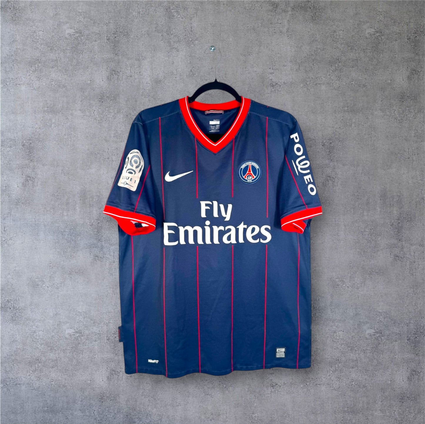 Dos du maillot PSG 2010 bleu à fines rayures rouges avec flocage blanc GIULY 7 et patch LFP.