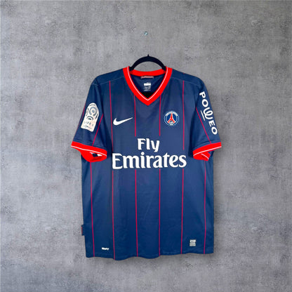 Dos du maillot PSG 2010 bleu à fines rayures rouges avec flocage blanc GIULY 7 et patch LFP.