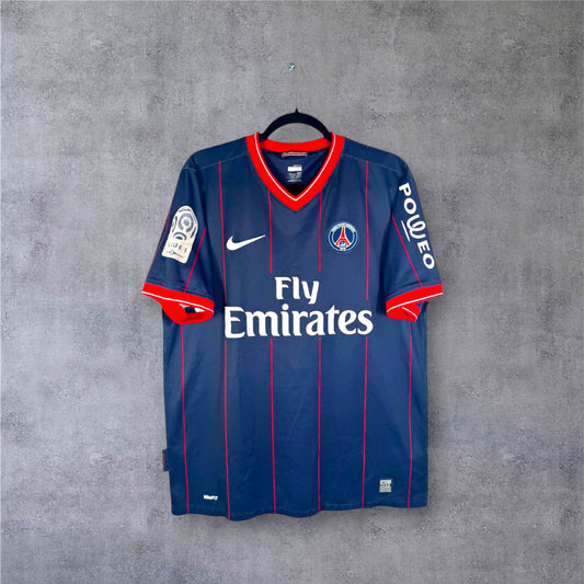 Dos du maillot PSG 2010 bleu à fines rayures rouges avec flocage blanc GIULY 7 et patch LFP.