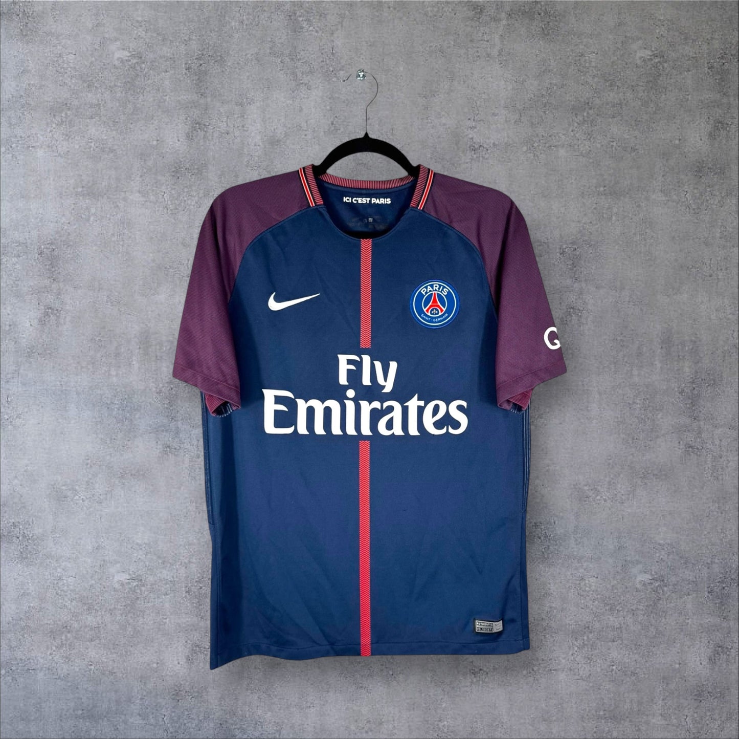 Vue de face du maillot PSG Home 2018 avec swoosh Nike et sponsor Fly Emirates en Mercurial.