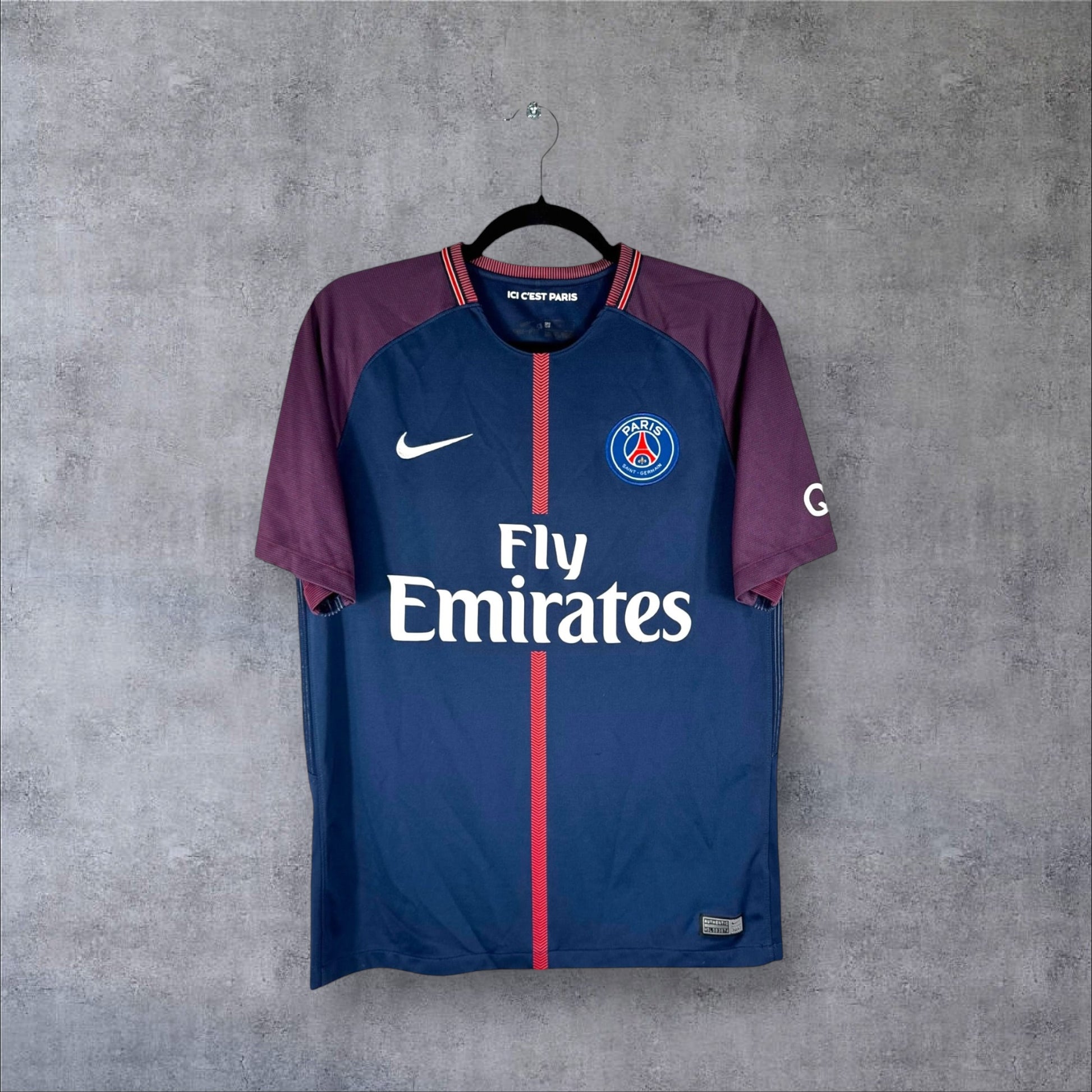 Vue de face du maillot PSG Home 2018 avec swoosh Nike et sponsor Fly Emirates en Mercurial.