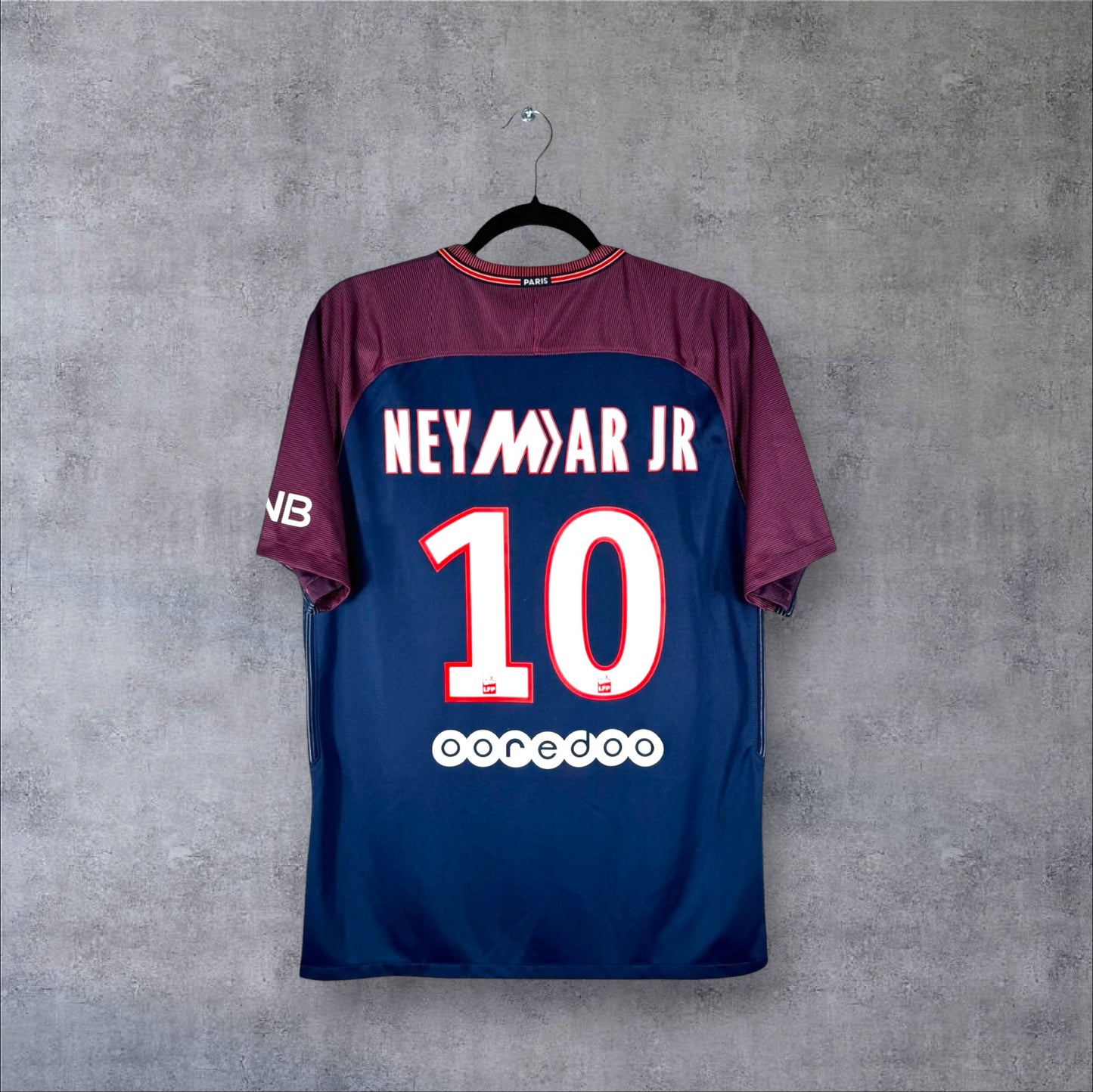 Dos du maillot PSG Domicile 2017/18 avec flocage blanc NEYMAR JR 10 et sponsor ooredoo.