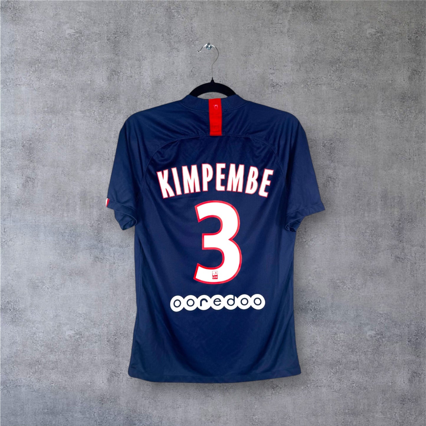 Flocage officiel blanc KIMPEMBE numéro 3 et sponsor Ooredoo au dos du maillot PSG Hechter.