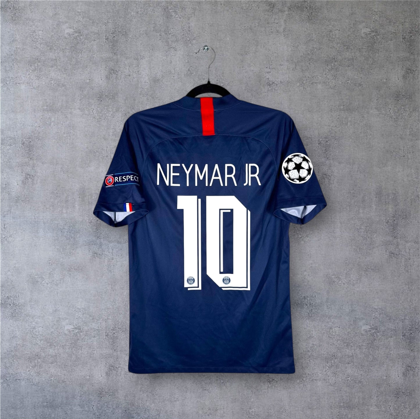 Dos du maillot PSG 2020 domicile avec flocage blanc NEYMAR JR 10 et patch Starball UCL.