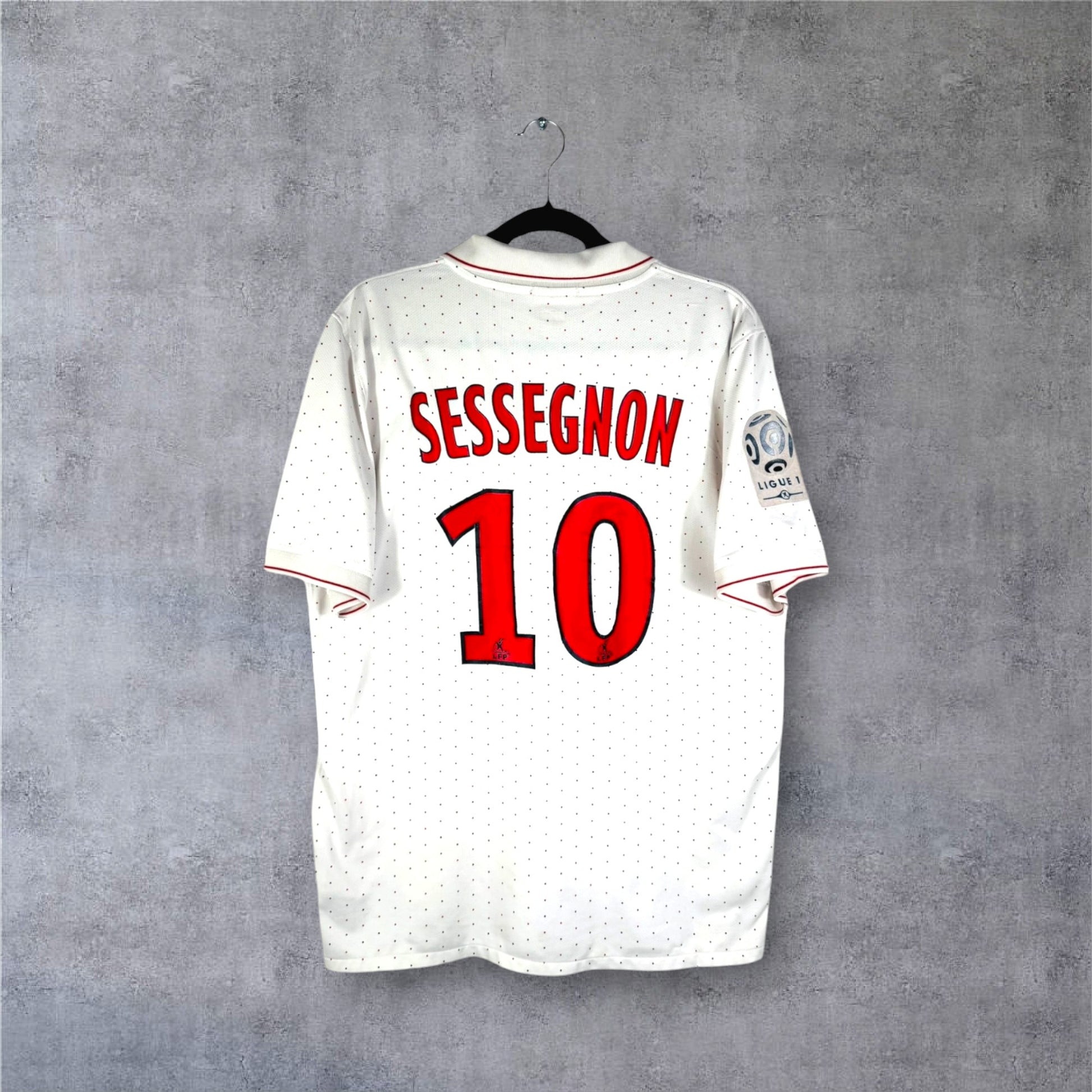 Dos du maillot PSG 2010 blanc à pois avec flocage rouge SESSEGNON 10 et patch LFP.