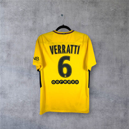 Flocage officiel bleu VERRATTI numéro 6 et sponsor Ooredoo sur maillot jaune PSG.