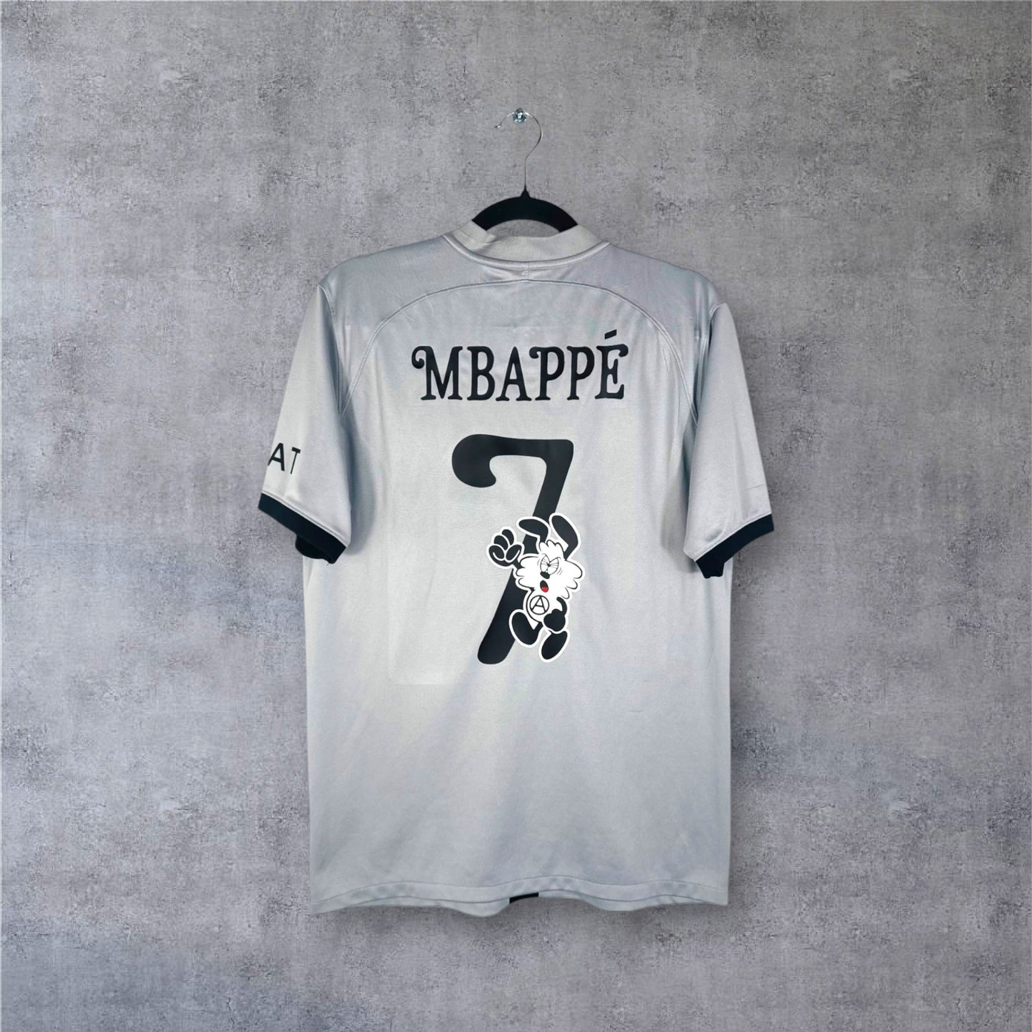 Flocage collector Verdy MBAPPÉ numéro 7 avec personnage Vick au dos du maillot PSG gris.