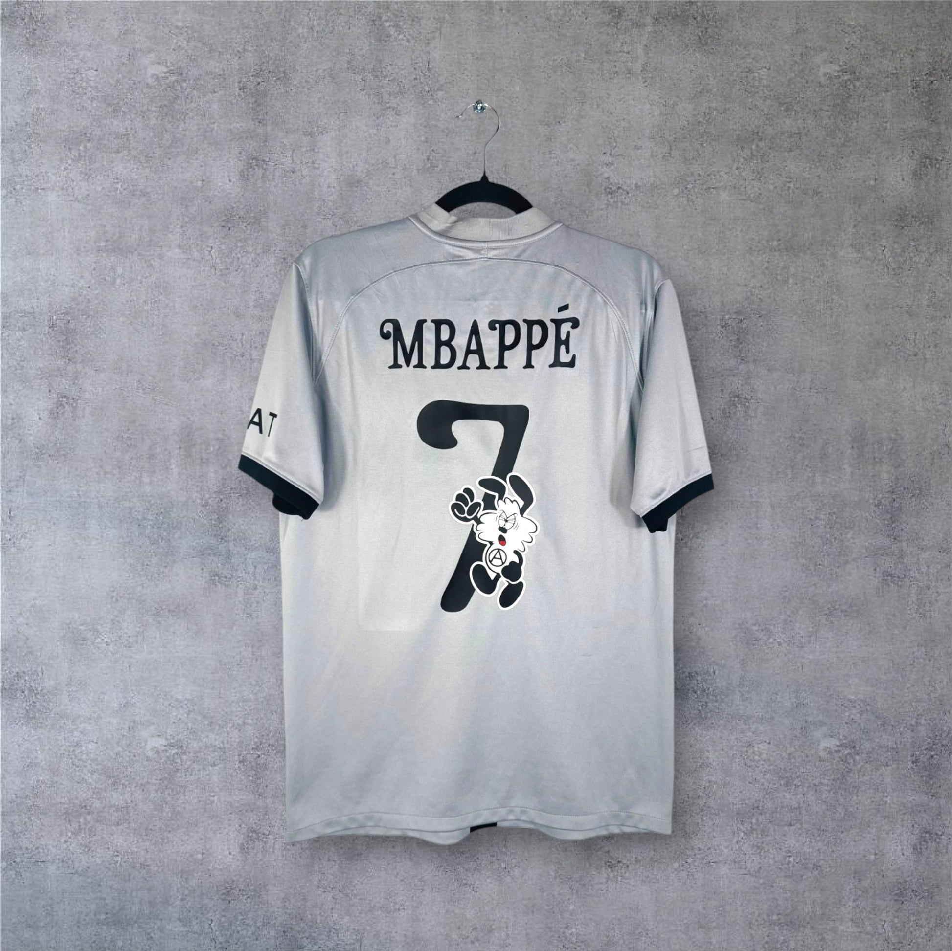 Flocage collector Verdy MBAPPÉ numéro 7 avec personnage Vick au dos du maillot PSG gris.