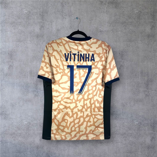 Flocage officiel bleu VITINHA numéro 17 au dos du maillot PSG Jordan Fourth beige.