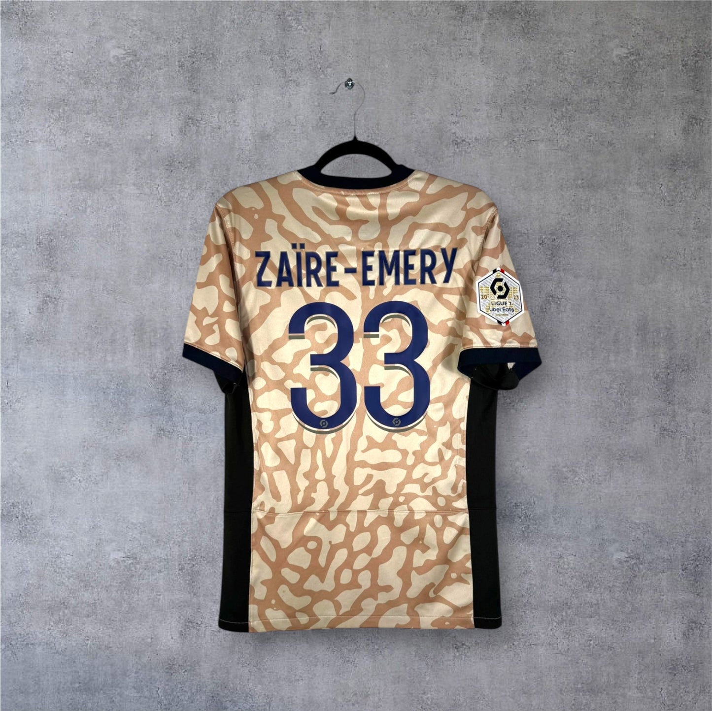Dos du maillot PSG Fourth beige 2024 avec flocage bleu marine ZAÏRE-EMERY 33.