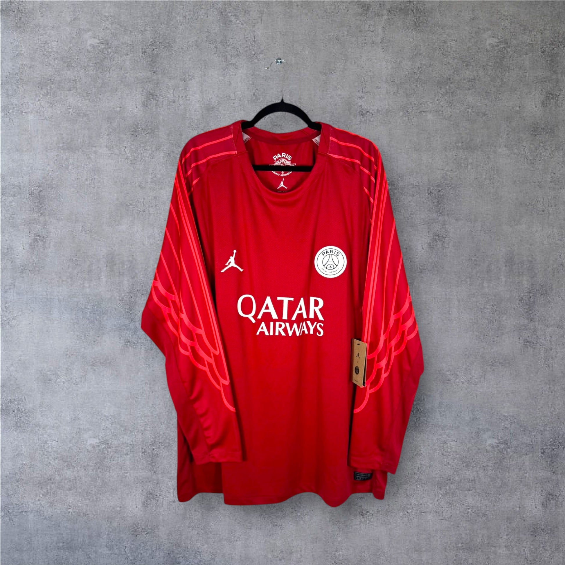 Vue de face du maillot PSG Fourth Gardien 2024/25 rose et noir, logo Jordan et sponsor Qatar Airways.