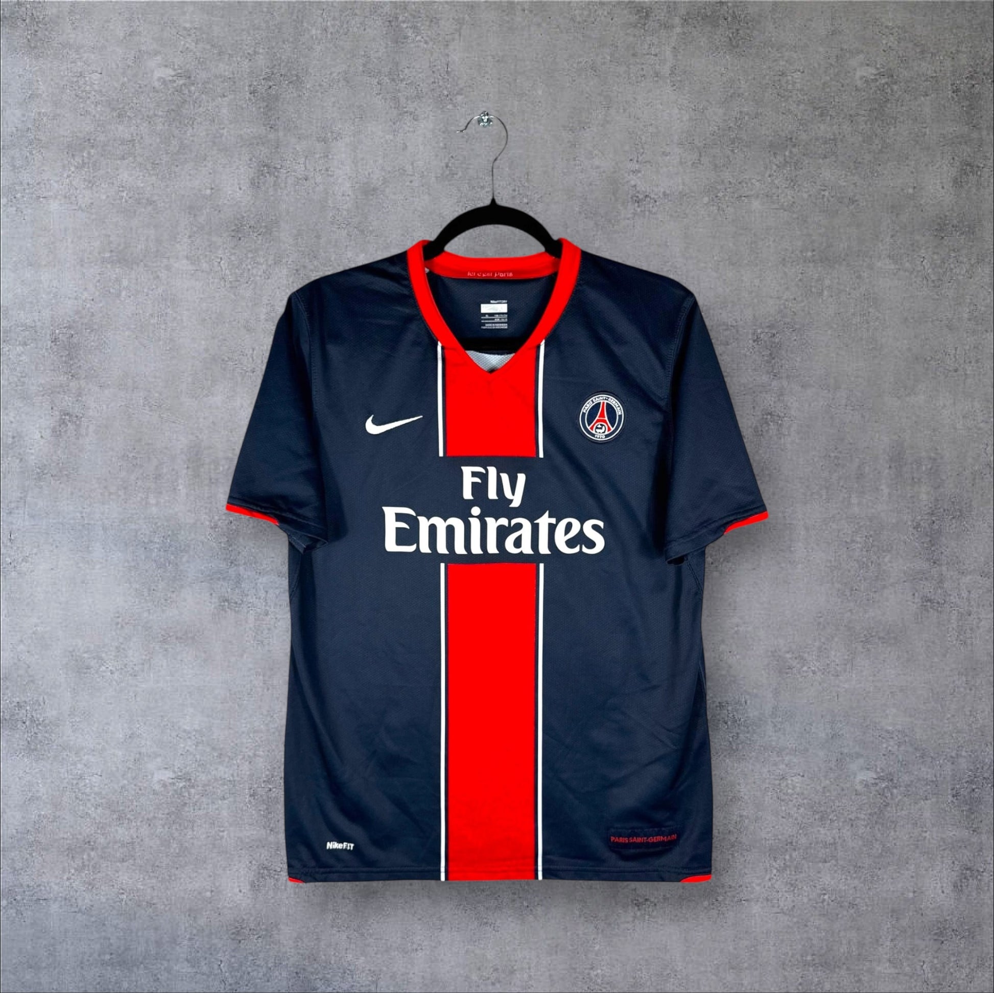 Vue de face du maillot PSG 2007-2008 domicile style Hechter avec sponsor Fly Emirates et logo Nike.