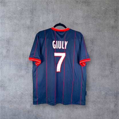 Vue de face du maillot PSG Domicile 2009/10 bleu nuit avec fines rayures verticales rouges et sponsor Fly Emirates.