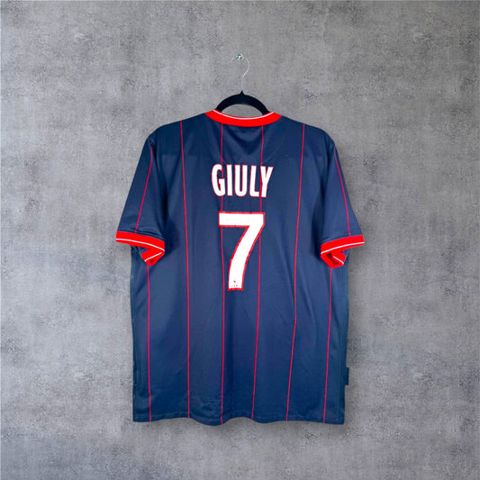 Vue de face du maillot PSG Domicile 2009/10 bleu nuit avec fines rayures verticales rouges et sponsor Fly Emirates.