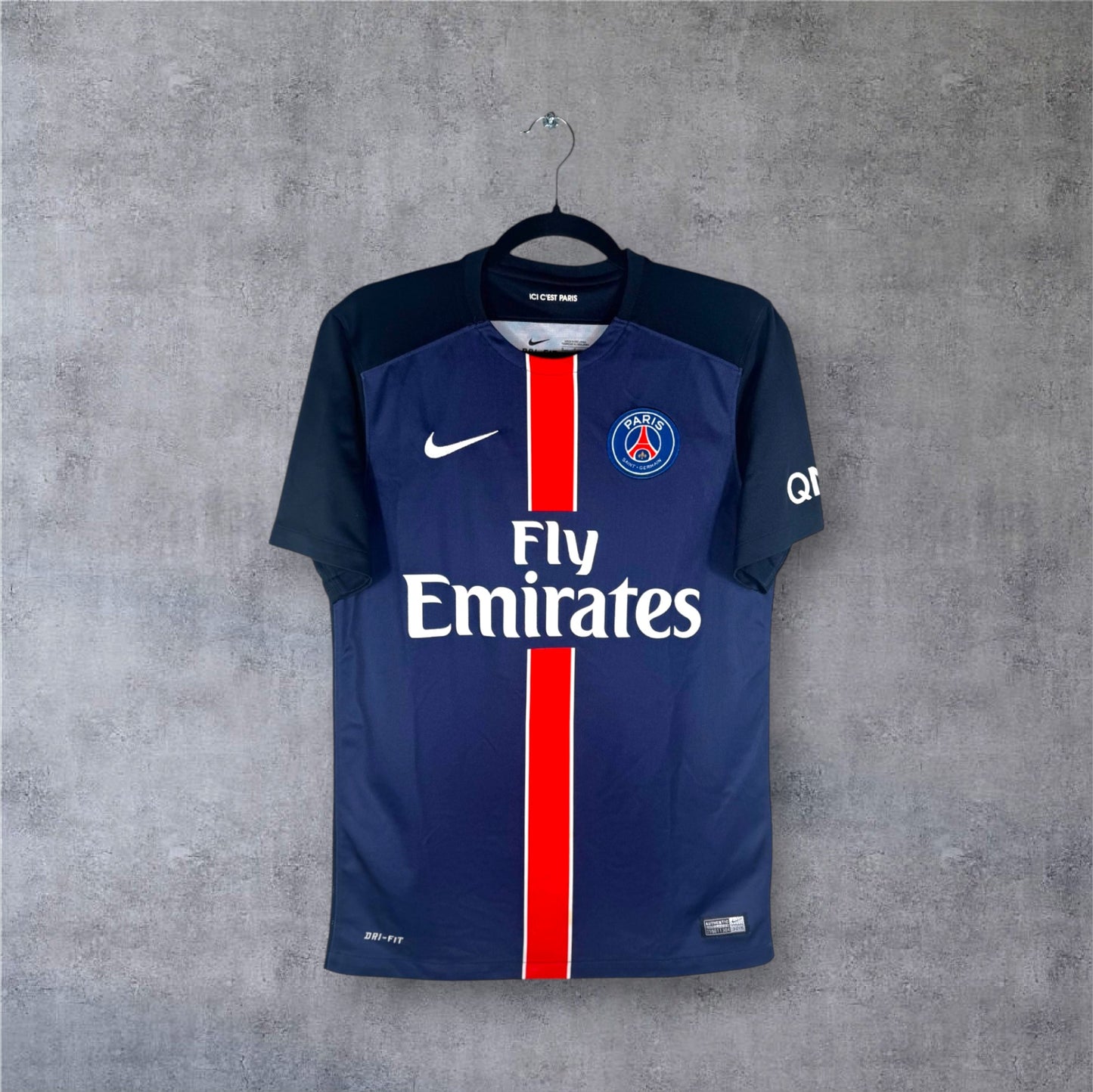 Flocage officiel PASTORE numéro 27 et sponsor Ooredoo au dos du maillot PSG.