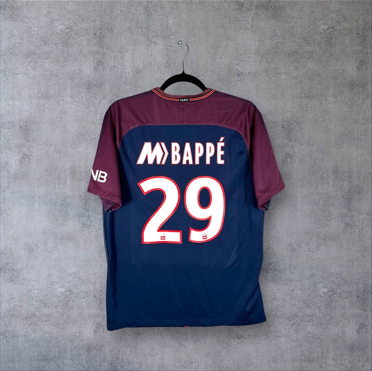 Dos du maillot PSG Domicile 2017/18 avec flocage MBAPPÉ 29 et détails de l'édition Mercurial.