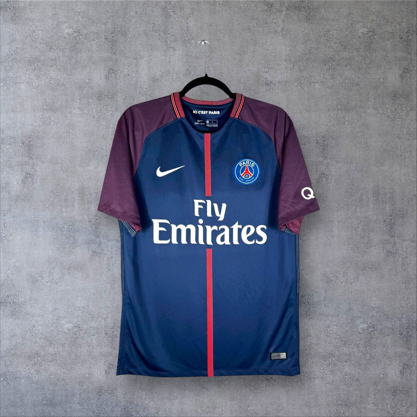 Vue de face du maillot PSG 2017-2018 domicile bleu et bordeaux