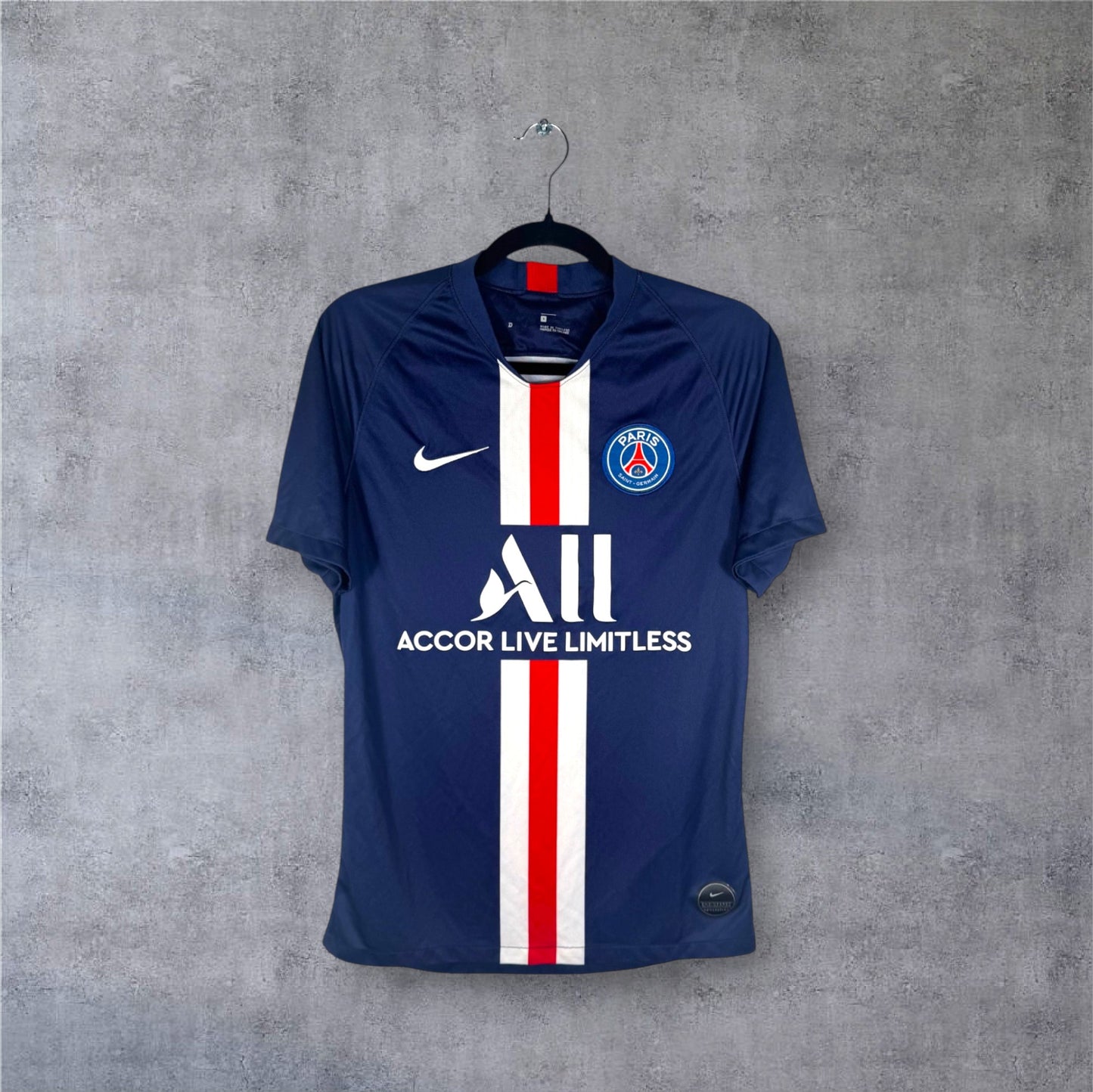 Vue de face du maillot PSG 2019/20 avec le retour de la bande Hechter centrale et sponsor ALL.