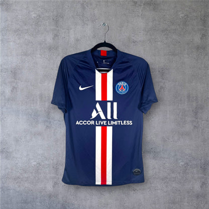 Vue de face du maillot PSG 2019/20 avec le retour de la bande Hechter centrale et sponsor ALL.