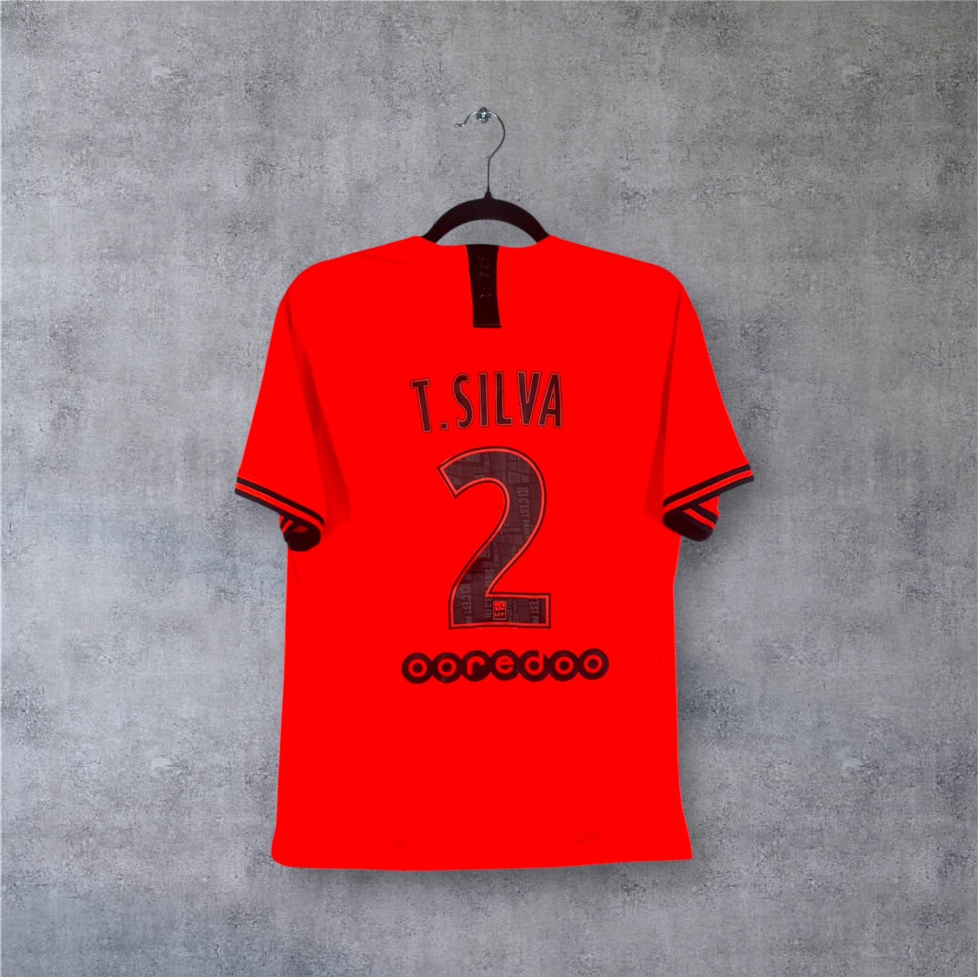 Dos du maillot PSG 2019-2020 extérieur Jordan couleur infrared avec flocage officiel Thiago Silva numéro 2.