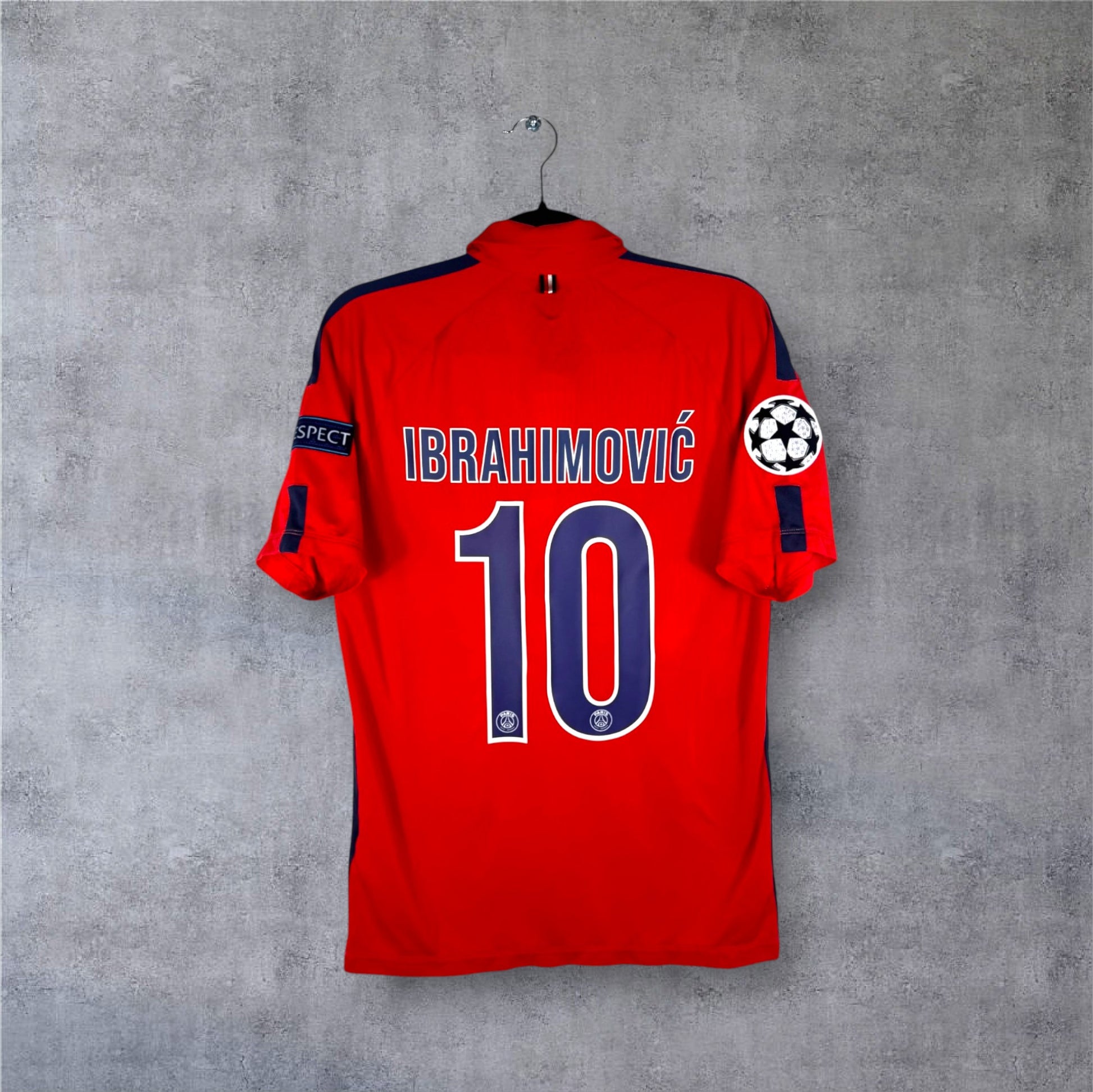 Flocage officiel IBRAHIMOVIĆ numéro 10 au dos du maillot rouge PSG Third.