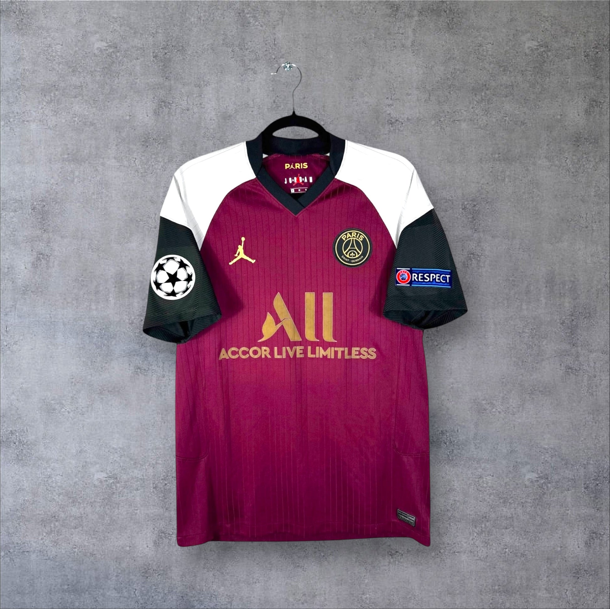 Vue de face du maillot PSG Third 2020/21 bordeaux et blanc avec logos dorés et sponsor ALL.