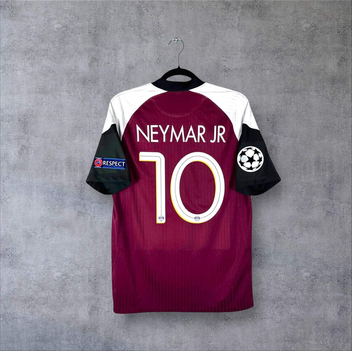Dos du maillot PSG Third 2021 bordeaux avec flocage blanc NEYMAR JR 10 et patchs Ligue des Champions.