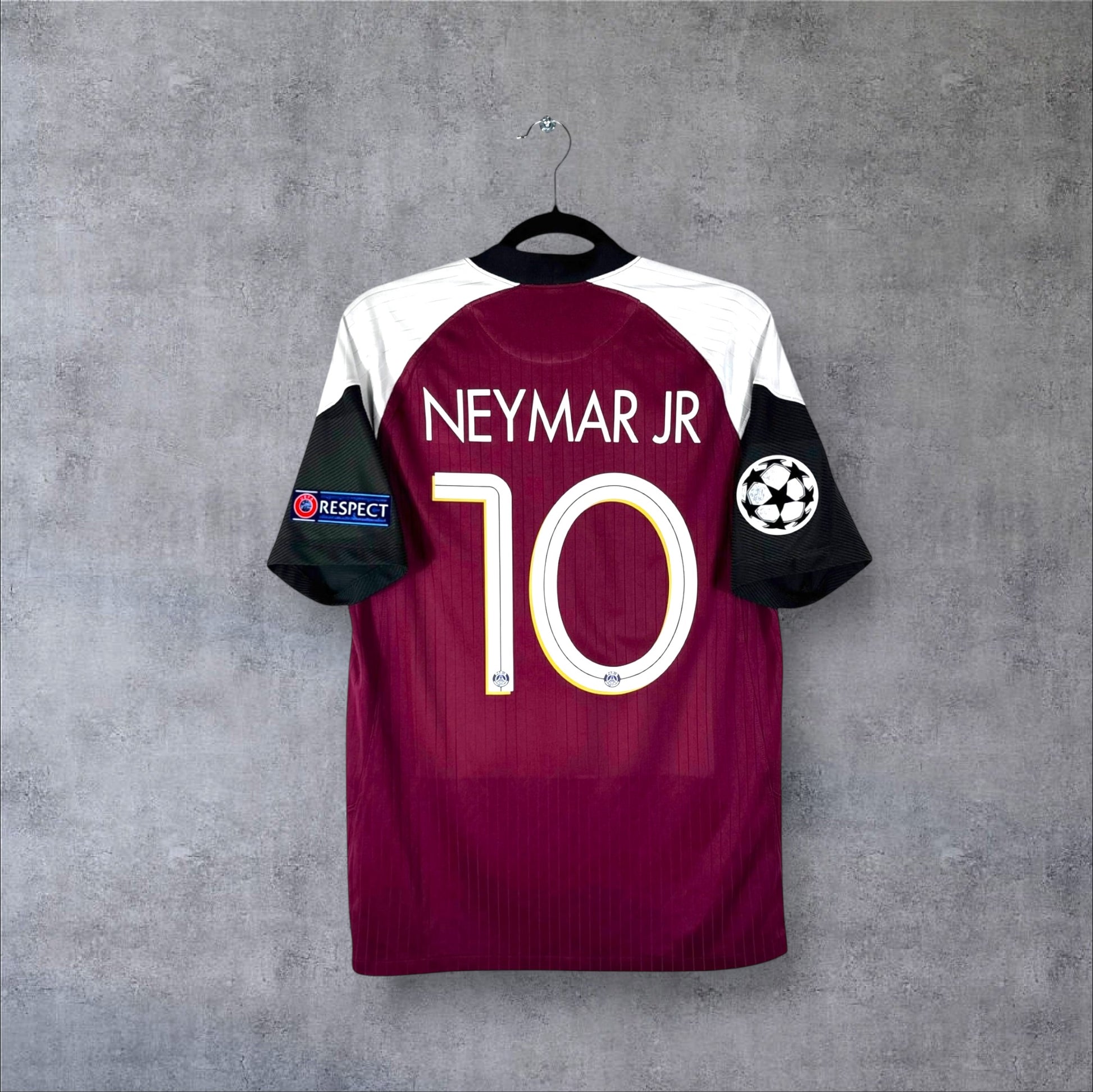 Dos du maillot PSG Third 2021 bordeaux avec flocage blanc NEYMAR JR 10 et patchs Ligue des Champions.