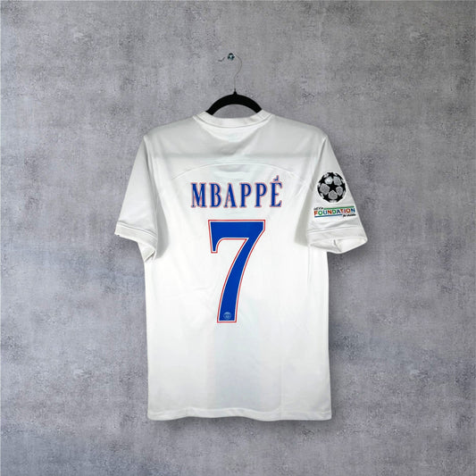 Vue de dos du maillot PSG 2022/23 Third blanc avec bande verticale Hechter bleue et rouge. Flocage Mbappé 7.