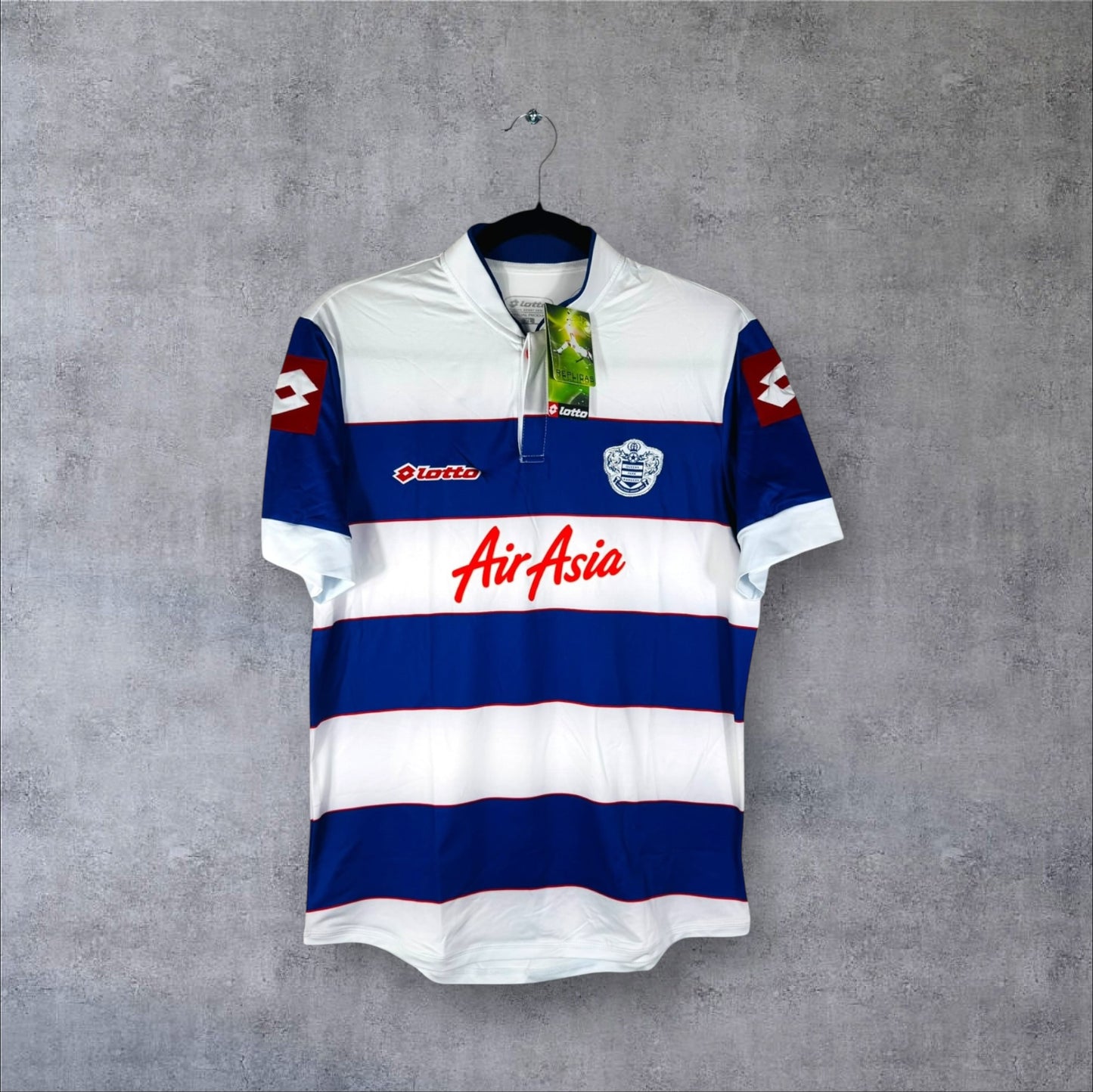 Vue de face du maillot Queens Park Rangers Domicile 2013/14 neuf avec étiquettes, rayures bleues et blanches.