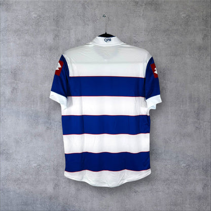 Vue arrière du maillot QPR 2013-2014 avec larges bandes horizontales bleues et blanches.