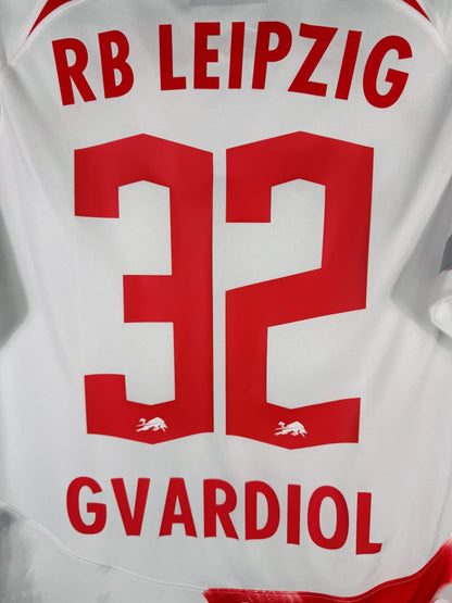 Détail flocage Gvardiol 32 rouge, maillot RB Leipzig domicile 2022-2023