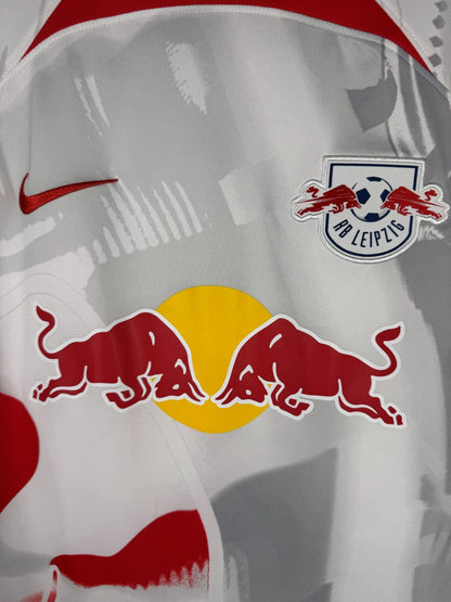 Écusson RB Leipzig, swoosh Nike et taureaux Red Bull, maillot domicile 2022-2023 Gvardiol