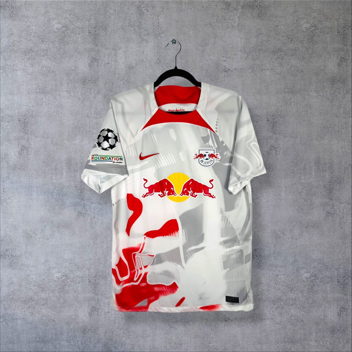 Maillot RB Leipzig domicile 2022-2023 Nike de face, motif rouge et gris, sponsor Red Bull