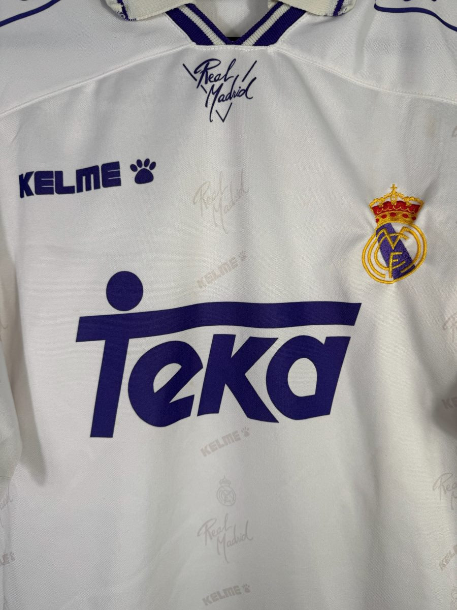 Détail du sponsor Teka, du logo Kelme et du jacquard Real Madrid sur le maillot domicile 1994-1995