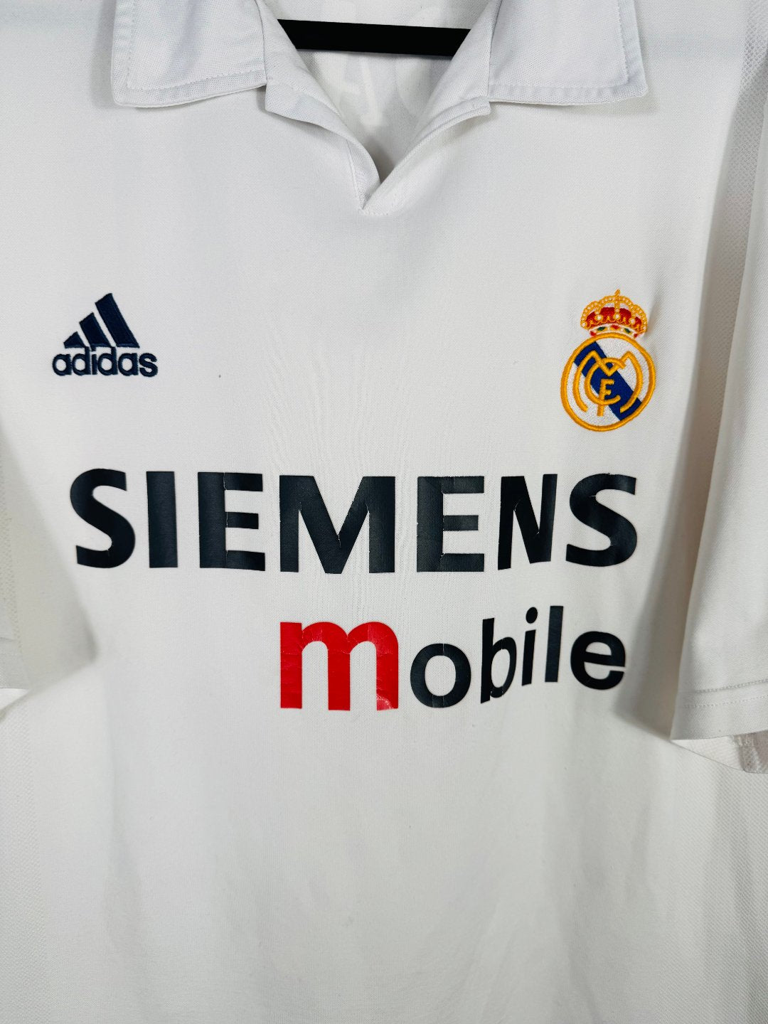 Détail de l'écusson du Real Madrid et du logo Adidas