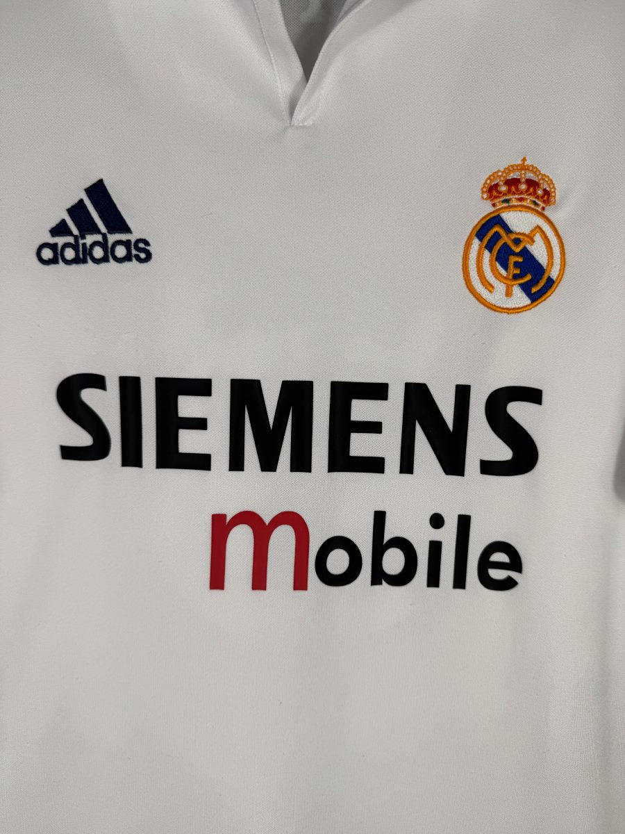Détail de l'écusson brodé du Real Madrid et du logo adidas sur le maillot domicile 2002-2003 de Zidane