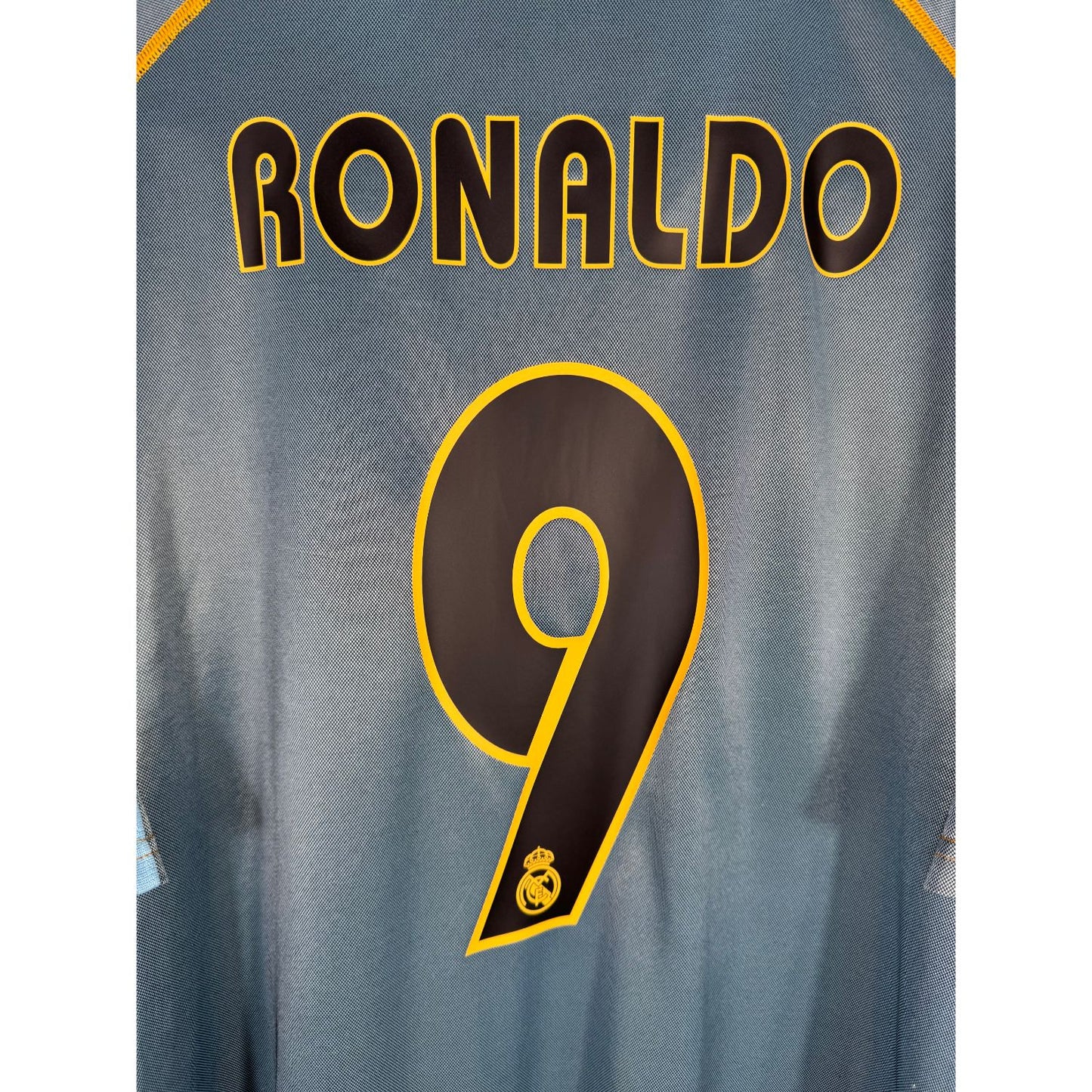 Détail de la typographie du flocage sur le numéro 9 de Ronaldo R9