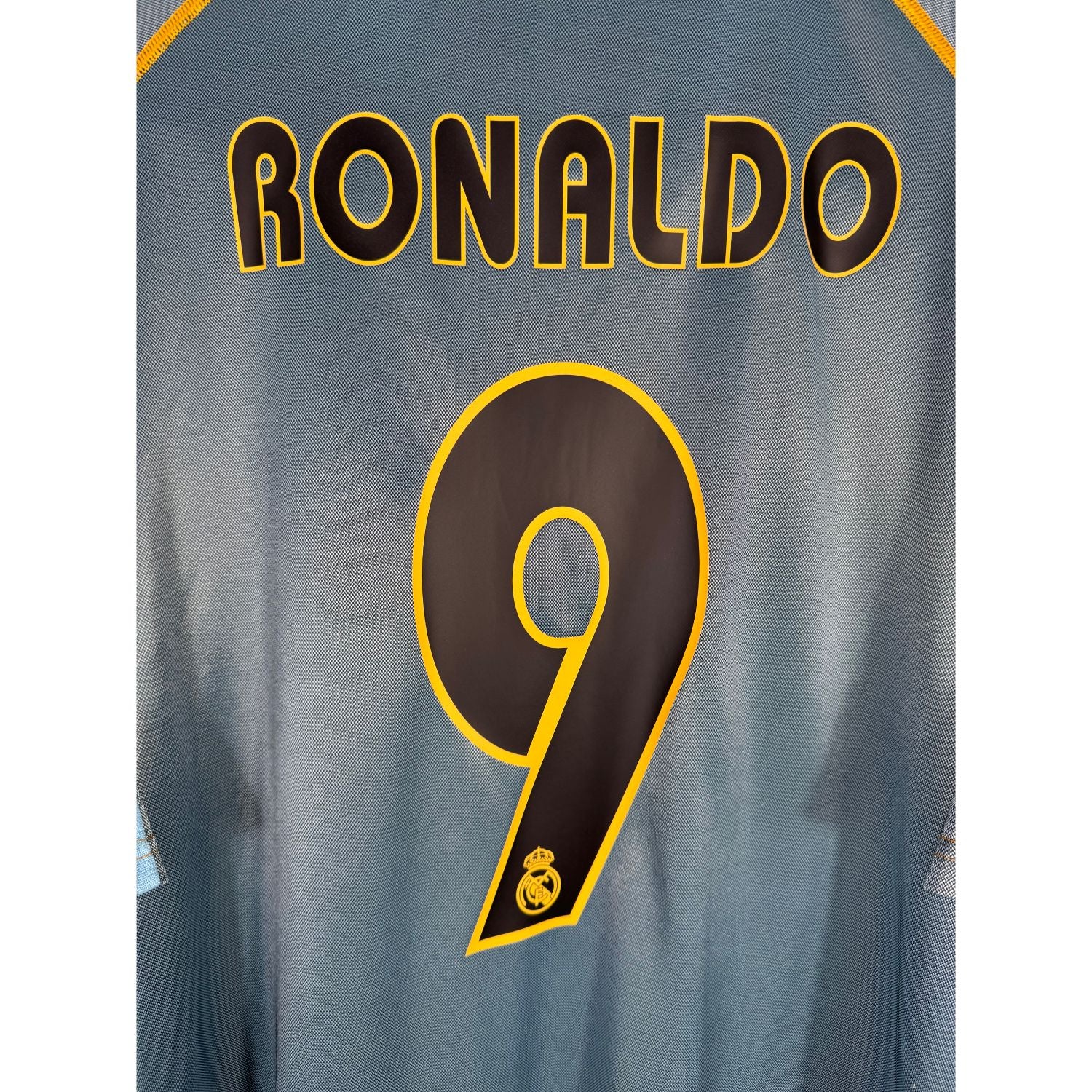 Détail de la typographie du flocage sur le numéro 9 de Ronaldo R9